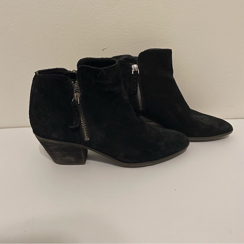 FRYE BLACK BOOTIE WITH ZIPPERS